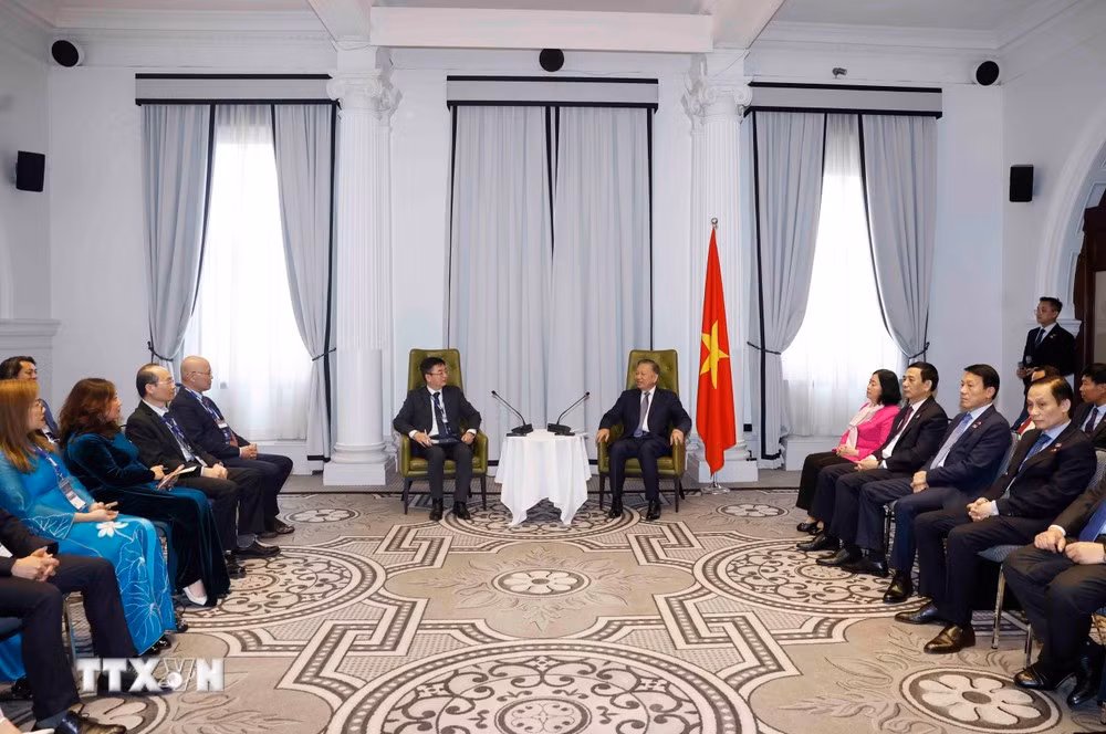 Le secrétaire général du PCV et président de la République To Lam reçoit plusieurs intellectuels et scientifiques éminents, membres de l’Association des intellectuels et experts vietnamiens en Australie (VASEA). Photo : VNA.
