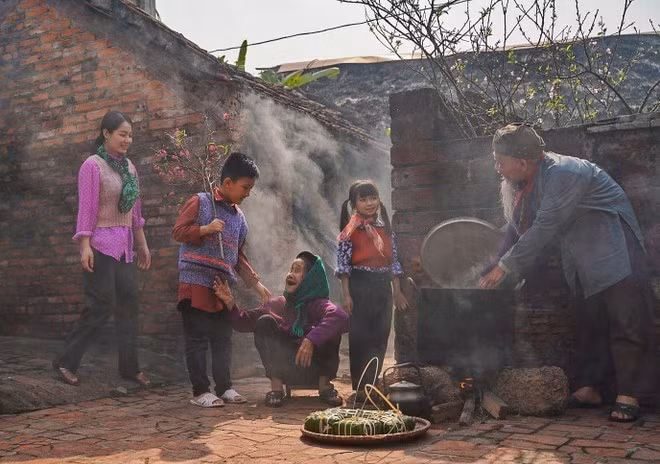 Toutes les générations de la famille préparent ensemble le Têt. Photo : VNA.