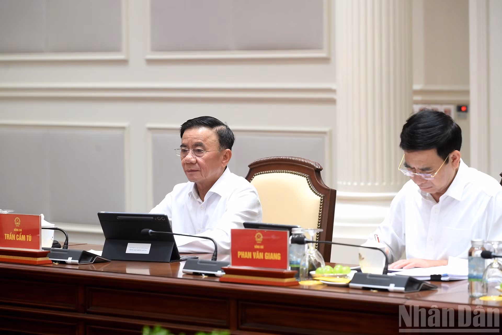 Des dirigeants du Parti et de l'État vietnamiens assistent à la réunion.