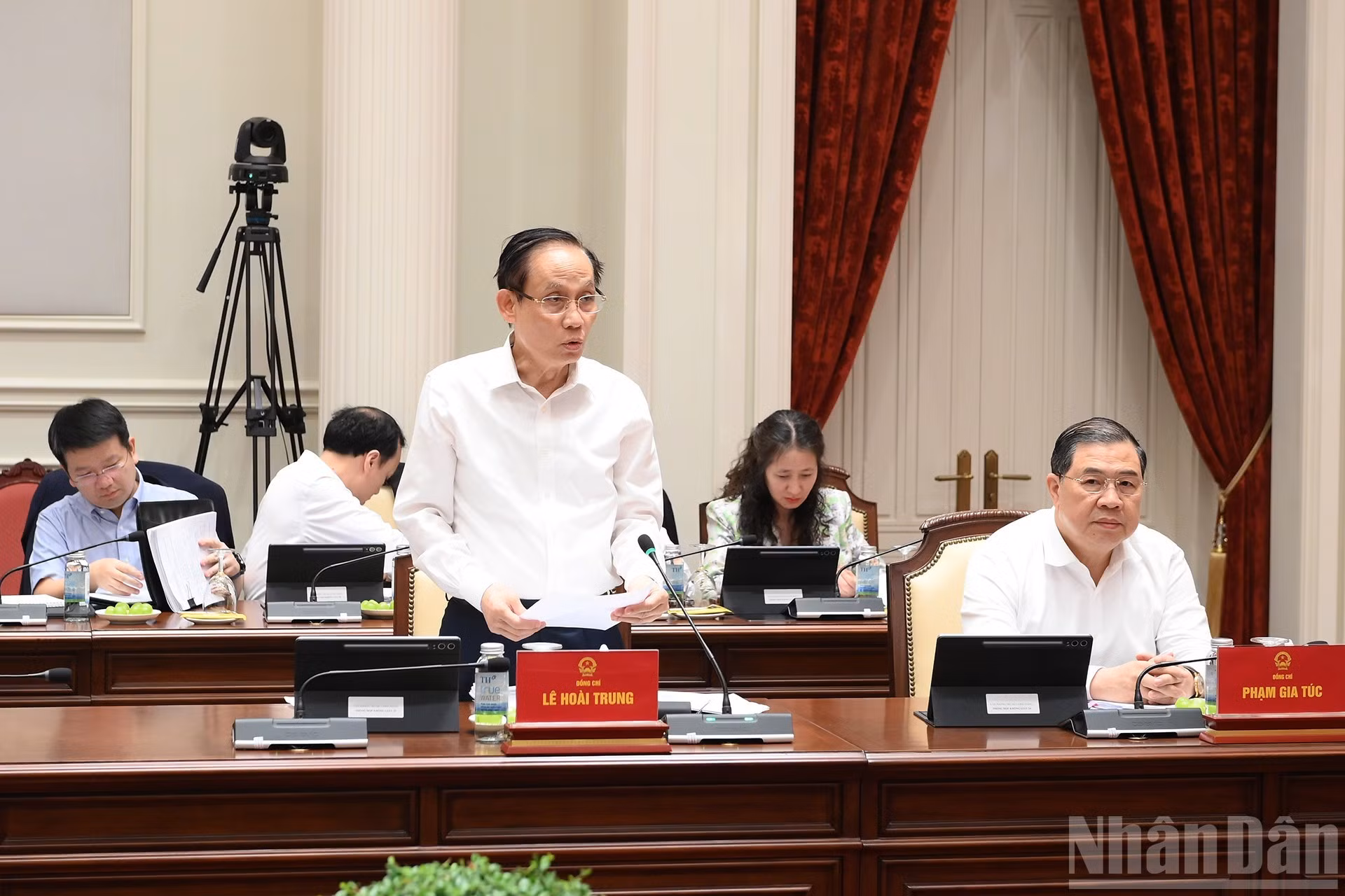 Le Hoai Trung, membre du Bureau politique et ministre des Affaires étrangères du Vietnam, prend la parole lors de la réunion.