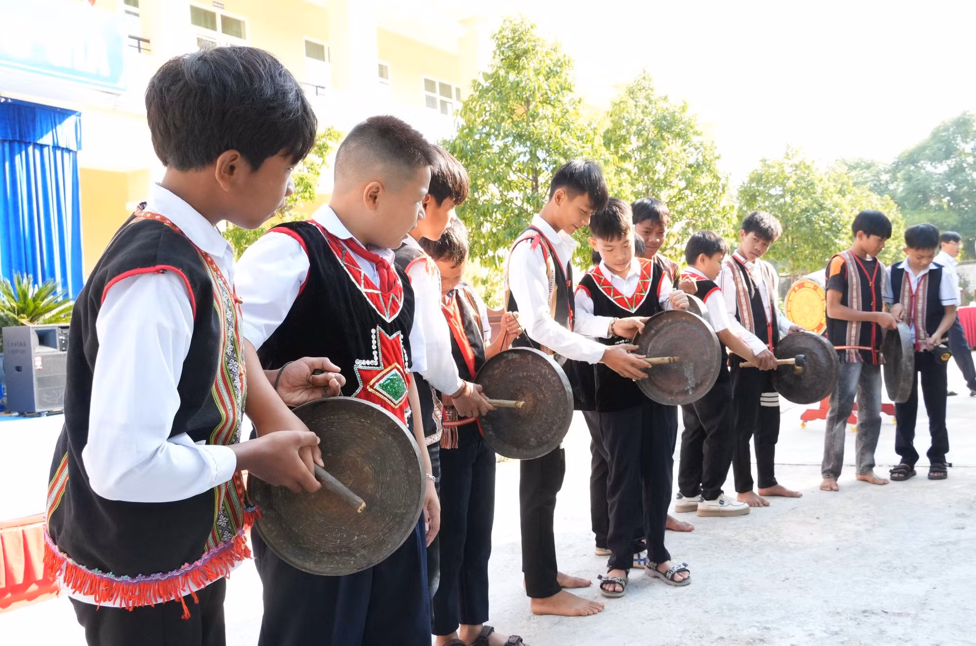 Les élèves de l'école primaire et collège Le Quy Don (commune de Sa Thay) participent à un échange autour des gongs avec ceux de l'école primaire et collège de Sa Binh. Photo : baotintuc.