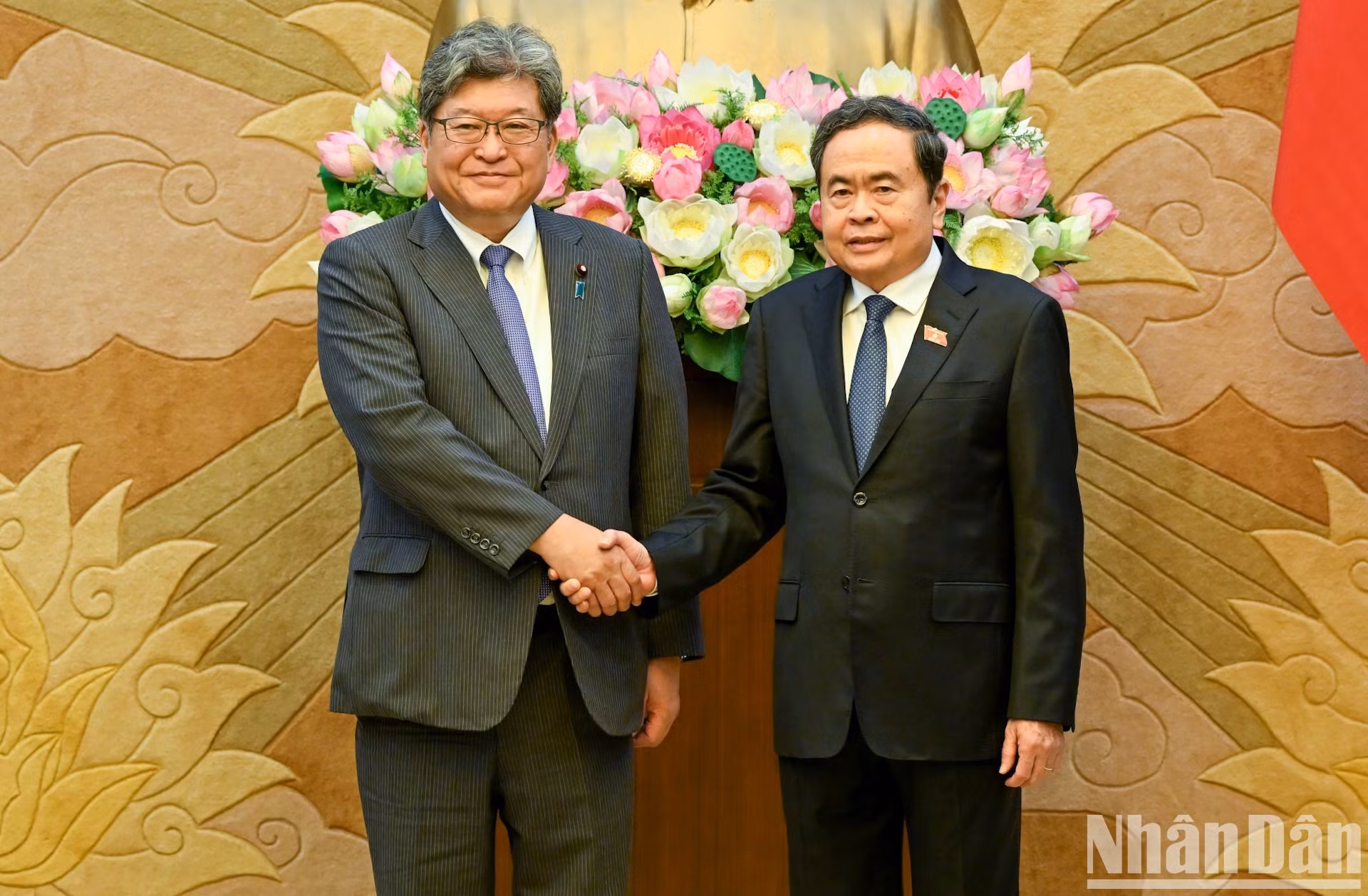 Le président de l'Assemblée nationale, Tran Thanh Man (à droite), et Hagiuda Koichi, secrétaire général par intérim du PLD du Japon.