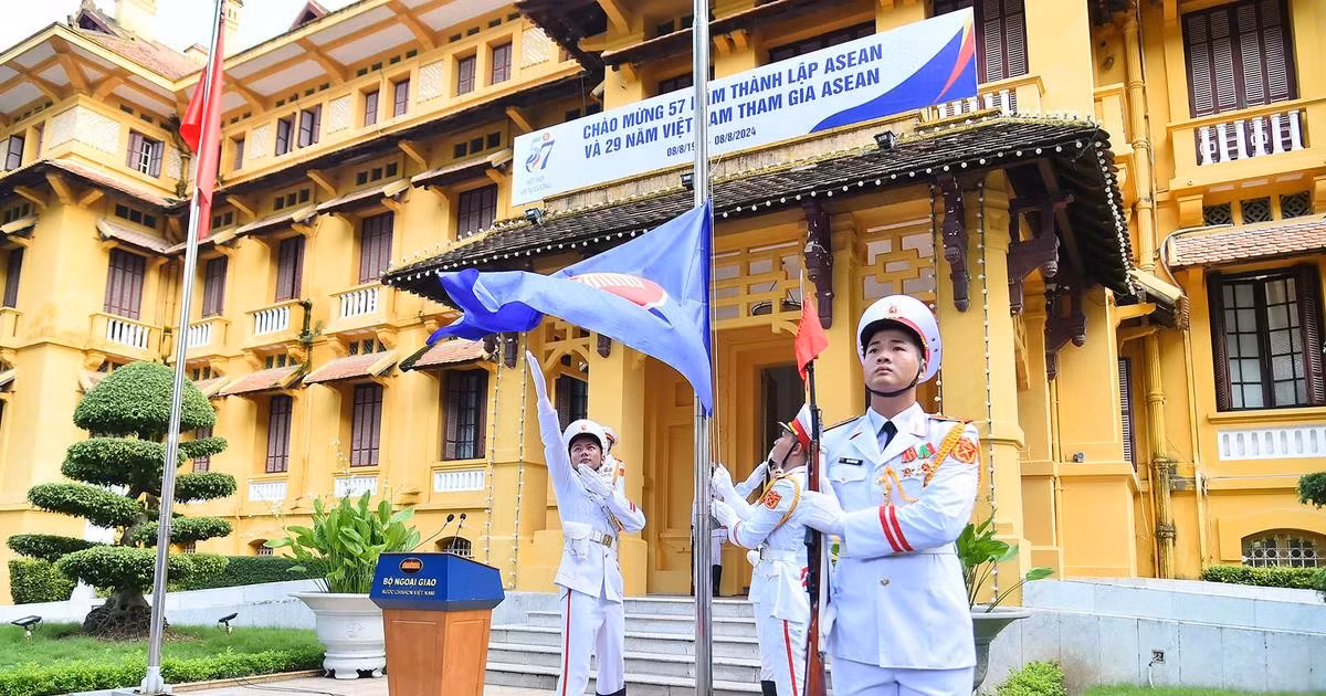 Cérémonie de levée du drapeau marquant le 57e anniversaire de l'ASEAN en août 2024 à Hanoï. Photo : NDEL.
