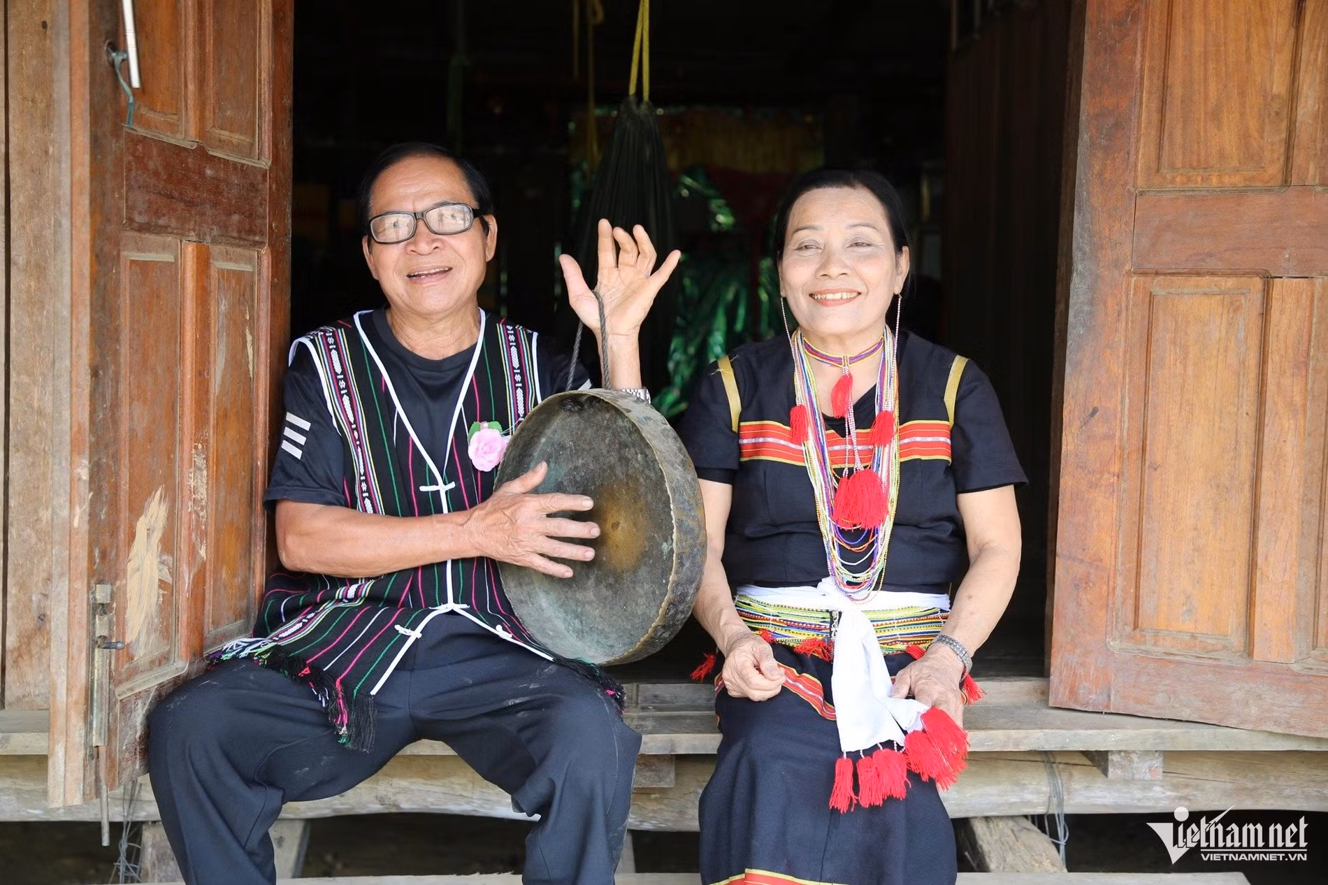 Depuis plus de vingt ans, Ho Van Minh et Ho Thi Ha transmettent avec passion les danses au son des gongs et le savoir-faire de la confection des costumes traditionnels. Photo : Vietnamnet.
