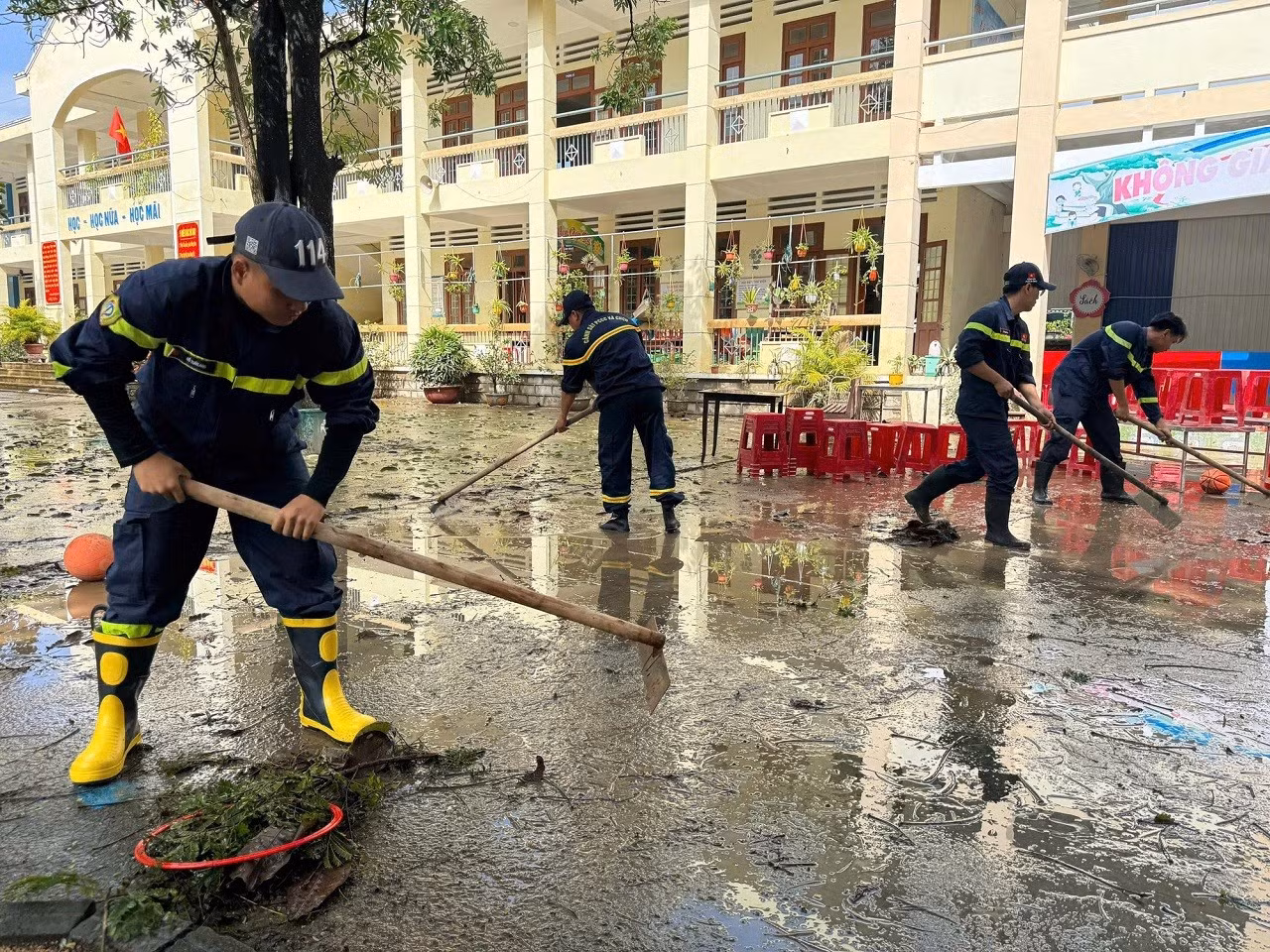 Les forces de PC07 mènent les opérations de nettoyage des écoles dans la province de Dak Lak.