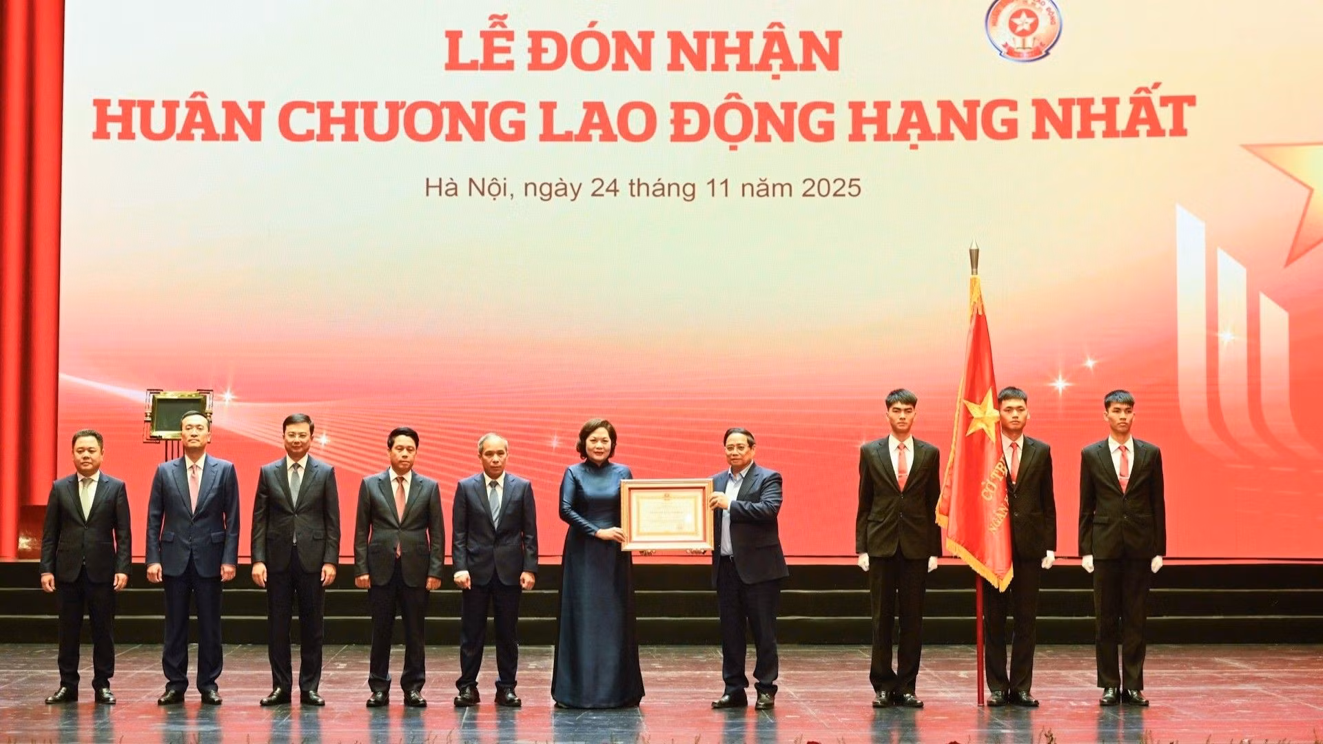 Le Premier ministre Pham Minh Chinh a remis l’Ordre du Travail de première classe à la Banque d’État du Vietnam.