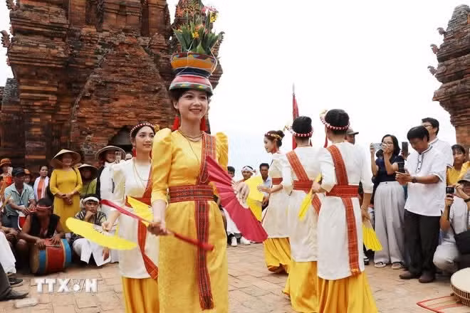À l’occasion de la fête de Katê, de jeunes femmes cham exécutent des danses traditionnelles de bienvenue devant le site de Po Klong Garai.