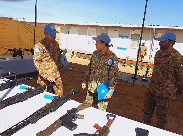 Inspection des armements, des équipements et des plans de soutien logistique dans les différentes unités. Photo : baoquocte.