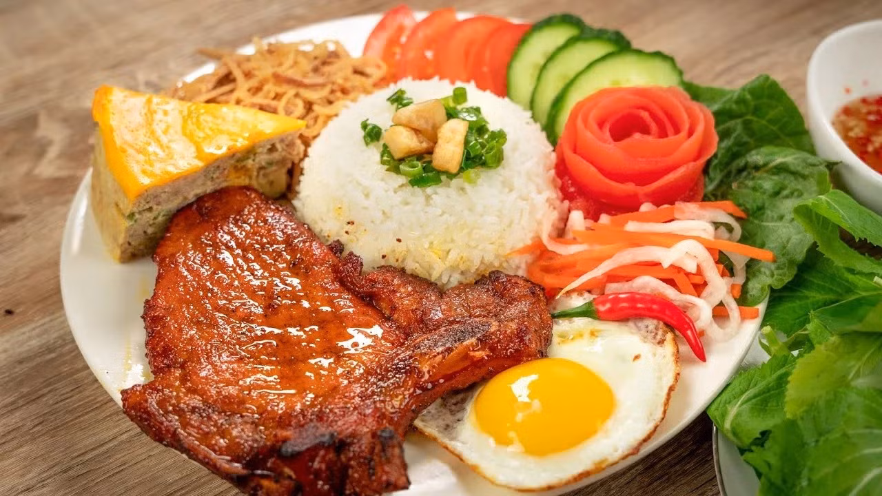 Le com tam suon (riz brisé aux travers de porc grillés) figure dans le classement des 100 plats à base de viande les mieux notés d’Asie du Sud-Est.