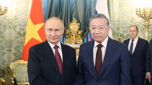 Le secrétaire général du Parti communiste du Vietnam, To Lam (droite) et le président russe Vladimir Poutine, en mai 2025 en Russie. Photo : VNA.