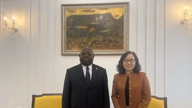 Nguyen Phuong Tra, directrice du Département du Moyen-Orient et de l’Afrique du ministère vietnamien des Affaires étrangères (à droite), et Abu Bakarr Karim, ambassadeur de Sierra Leone en Chine, accrédité auprès du Vietnam, le 13 août à Hanoï. Photo : baoquocte.vn