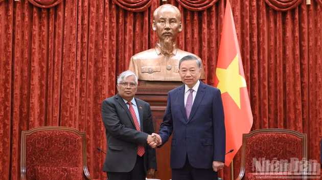 Le secrétaire général du Parti et président de la République, To Lam (droite), reçoit l’ambassadeur du Bangladesh Mohammad Lutfor Rahman, en fin de mission. Photo: NDEL