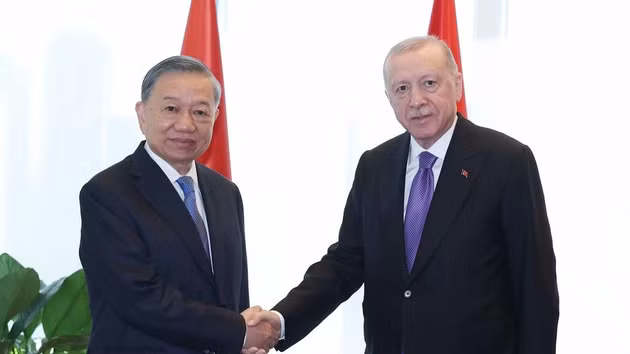 Le SG du PCV et président To Lam (gauche) et le président turc Recep Tayyip Erdogan, le 21 septembre à New York. Photo : VNA. 