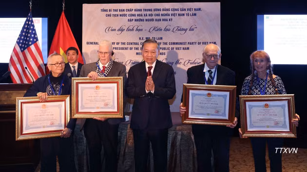 Le secrétaire général du PCV et président To Lam (centre) remet à titre posthume l'Ordre de l'Amitié à des amis américains. Photo : VNA.