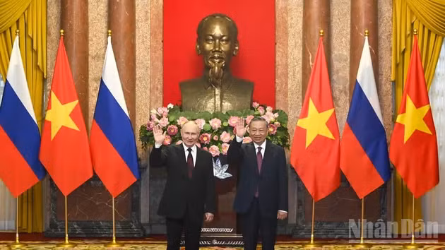Le président vietnamien To Lam (à droite) et son homologue russe Vladimir Poutine, lors d'un entretien tenu en juin 2024 à Hanoï. Photo : DUY LINH/NDEL. 