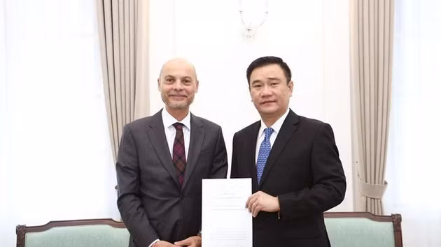 Le directeur général du Département du protocole d’État et de l’Interprétation diplomatique extérieure, Le Cong Dung (à droite), reçoit la copie des lettres de créance de l’ambassadeur de France au Vietnam, Didier Le Bret, le 17 septembre à Hanoi. Photo : baoquocte.vn