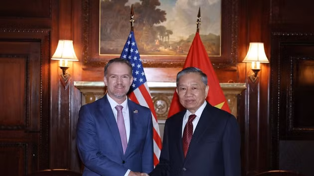 Le SG du PCV et président de la République, To Lam (droite), et l’ambassadeur Jamieson Greer, représentant américain au Commerce, le 21 septembre à New York. Photo : VNA. 
