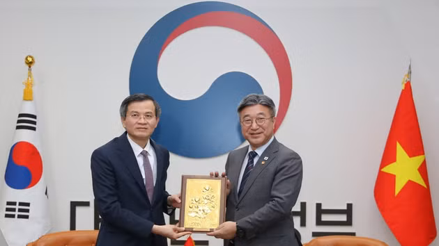 Le secrétaire du Comité central du Parti, Doan Minh Huan (gauche), remet un cadeau au de l’Intérieur et de la Sécurité, Yoon Ho Jung. Photo : VNA. 