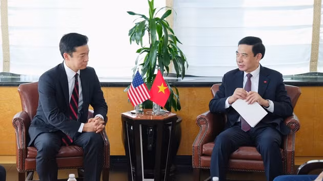 Le général Phan Van Giang, vice-PM et ministre vietnamien de la Défense (à droite), et John Noh, secrétaire adjoint américain à la Guerre. Photo : qdnd.vn