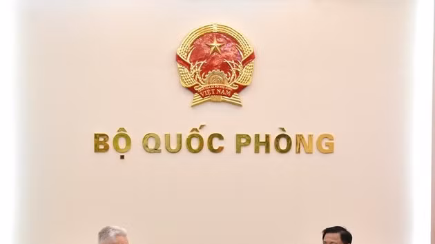 Le vice-ministre vietnamien de la Défense, le général de corps d’armée Nguyên Truong Thang (droite) et le général de corps d’armée Vladimir Borisovich Zarudnitsky, directeur de l’Académie militaire de l’État-major général des Forces armées de la Fédération de Russie. Photo : qdnd.vn 