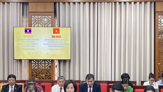 La présidente du Comité du FPV de Hanoï, Bui Huyen Mai (2e de gauche) à la séance de travail avec le Comité du Front lao d'édification nationale de Vientiane. Photo : VNA. 