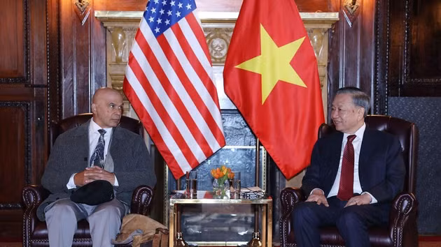 Le SG du PCV et président de la République, To Lam (droite), rencontre le co-président du Parti communiste des États-Unis Joe Sims, le 21 septembre à New York. Photo : VNA. 