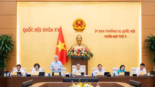 Sous la présidence du président de l’Assemblée nationale Trân Thanh Mân, le Comité permanent de l’organe législatif examine une proposition visant à fusionner quatre programmes nationaux. Photo : qdnd.vn 
