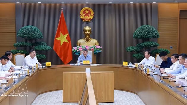 Le Premier ministre Lê Minh Hung (au centre) préside la réunion visant à faire le point sur la mise en œuvre des projets de transport clés et à accélérer leur décaissement de fonds, à Hanoi, le 22 septembre. Photo : VNA. 