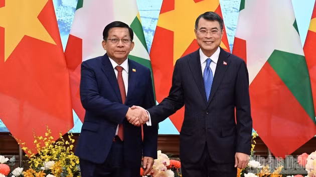 Le Premier ministre vietnamien Le Minh Hung (droite) et le président du Myanmar Min Aung Hlaing. Photo : NDEL.