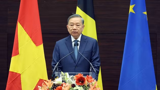 Le secrétaire général du Parti et président de la République, To Lam, prend son discours à l’Institut Egmont, le 23 octobre à Bruxelles. Photo : VNA.
