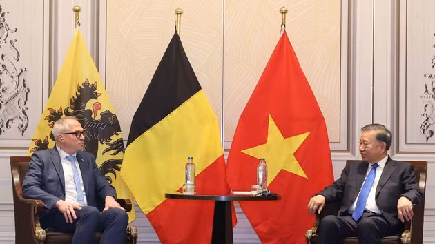 Le SG du PCV et président vietnamien, To Lam (droite), et le ministre-président du Gouvernement flamand, Matthias Diependaele. Photo : VNA. 
