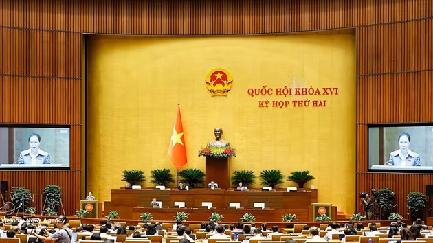 La ministre de la Culture, des Sports et du Tourisme, Lâm Thi Phuong Thanh, mandatée par le Premier ministre, présente la proposition relative au projet de loi sur le développement des industries culturelles. Photo : VNA.