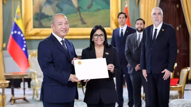 L'ambassadeur du Vietnam au Venezuela, Vo Tuan Ngoc (à gauche), remet ses lettres de créance à la présidente par intérim du Venezuela, Delcy Rodríguez. Photo : Ambassade du Vietnam au Venezuela.