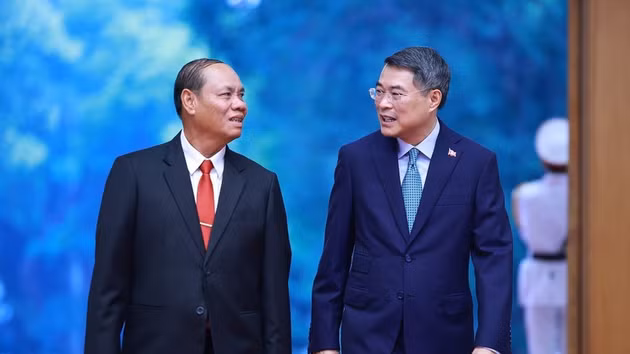 Le Premier ministre Le Minh Hung (droite) et Vilay Lakhamfong, membre du Bureau politique et permanent du Secrétariat du Comité central du Parti populaire révolutionnaire lao (PPRL). Photo : VNA.