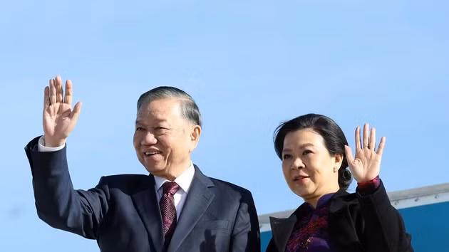 Le SG du PCV et président vietnamien, To Lam, et son épouse, ont quitté Bruxelles le 24 octobre, achevant avec succès leur visite officielle auprès de l’UE et en Belgique. Photo : VNA.