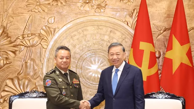 Le SG du PCV et président de la République To Lam (droite) et le général Tea Seiha, membre du Comité permanent du Parti du peuple cambodgien (PPC), vice-Premier ministre et ministre cambodgien de la Défense. Photo : VNA.