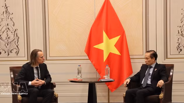 Le ministre des Affaires étrangères Lê Hoài Trung (à droite) et le secrétaire général adjoint du Parti du travail de Belgique (PTB), Benjamin Pestieau, à Bruxelles, le 24 octobre. Photo : VNA 