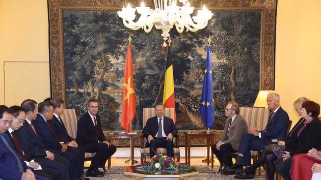 Le SG du PCV et président de la République, To Lam, rencontre le président de la Chambre des représentants, Peter De Roover (à droite), et le président du Sénat, Vincent Blondel (à gauche). Photo : VNA.