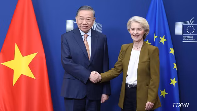 Le SG du PCV et président de la République, To Lam (à gauche), et la présidente de la CE, Ursula von der Leyen, le 22 octobre à Bruxelles, en Belgique. Photo : VNA.