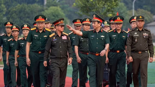 Le général Phan Van Giang, vice-Premier ministre et ministre vietnamien de la Défense, le général Khamliang Outhakaysone, vice-Premier ministre et ministre lao de la Défense, et le général Tea Seiha, vice-Premier ministre et ministre cambodgien de la Défense. Photo : QDND.