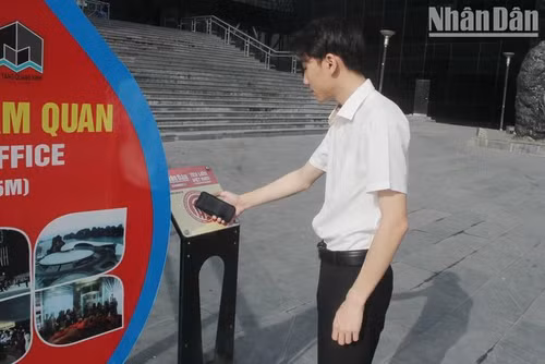 Vu Ngoc Hoan, un jeune de Hai Phong, s’est déclaré impressionné par l’initiative d’installer des panneaux NFC dans les sites touristiques. Photo : NDEL Vu Ngoc Hoan, un jeune de Hai Phong, s’est déclaré impressionné par l’initiative d’installer des panneaux NFC dans les sites touristiques. Photo : NDEL