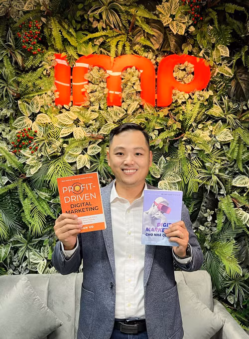 Vo Minh Quân et ses livres.