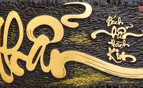 Œuvre calligraphique exposée lors du festival. Photo : baovanhoa.vn