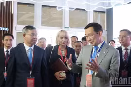 Le ministre vietnamien des Finances Ngo Van Tuan rencontre Aysen Nikolayev, chef de la République de Sakha (Iakoutie), Fédération de Russie. 