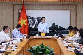 Le vice-Premier ministre Ho Quoc Dung présidant la réunion, à Hanoï, le 21 octobre. Photo : VNA.