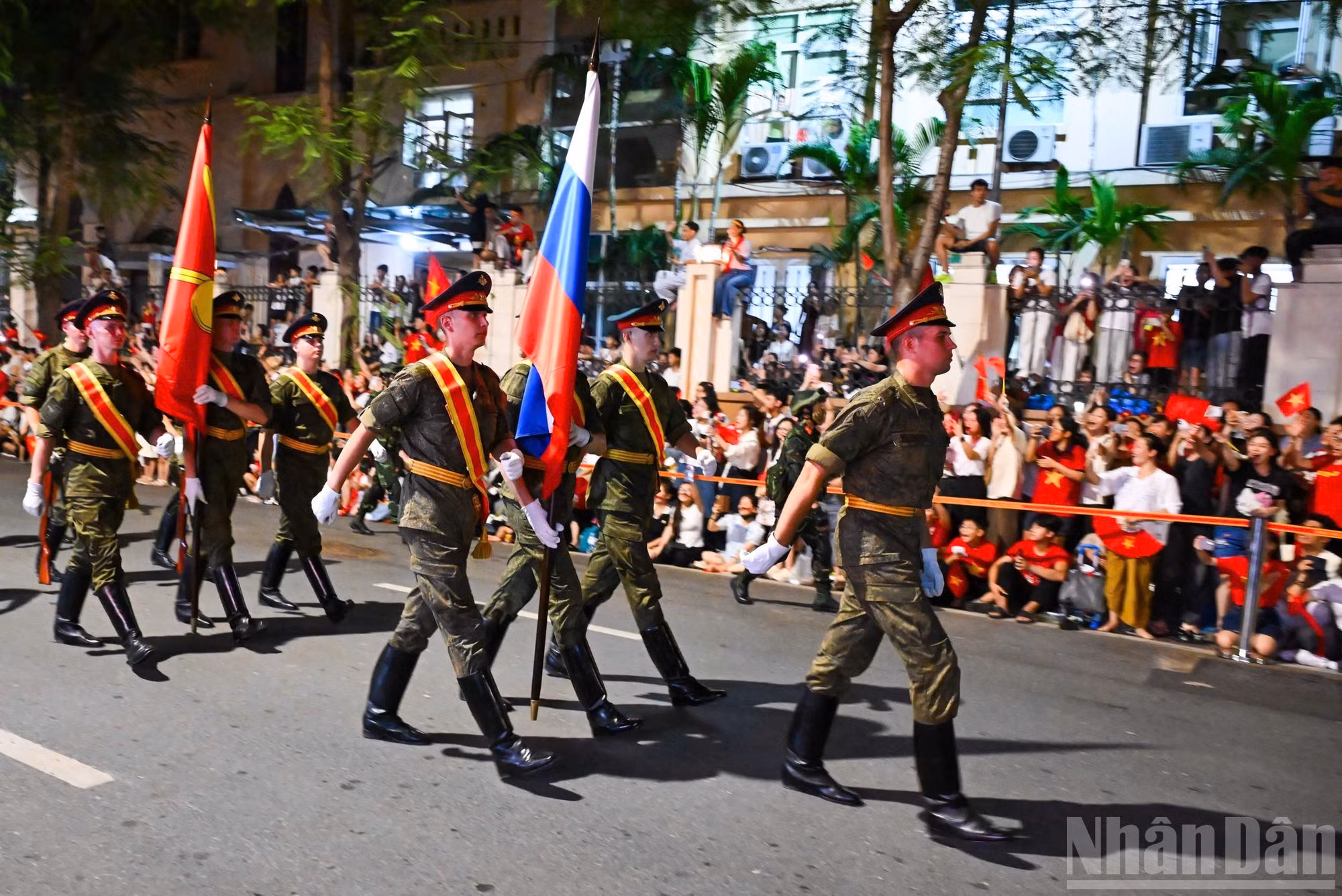 Le bloc des militaires russes apparaît avec une formation impeccable et un pas puissant et décidé.
