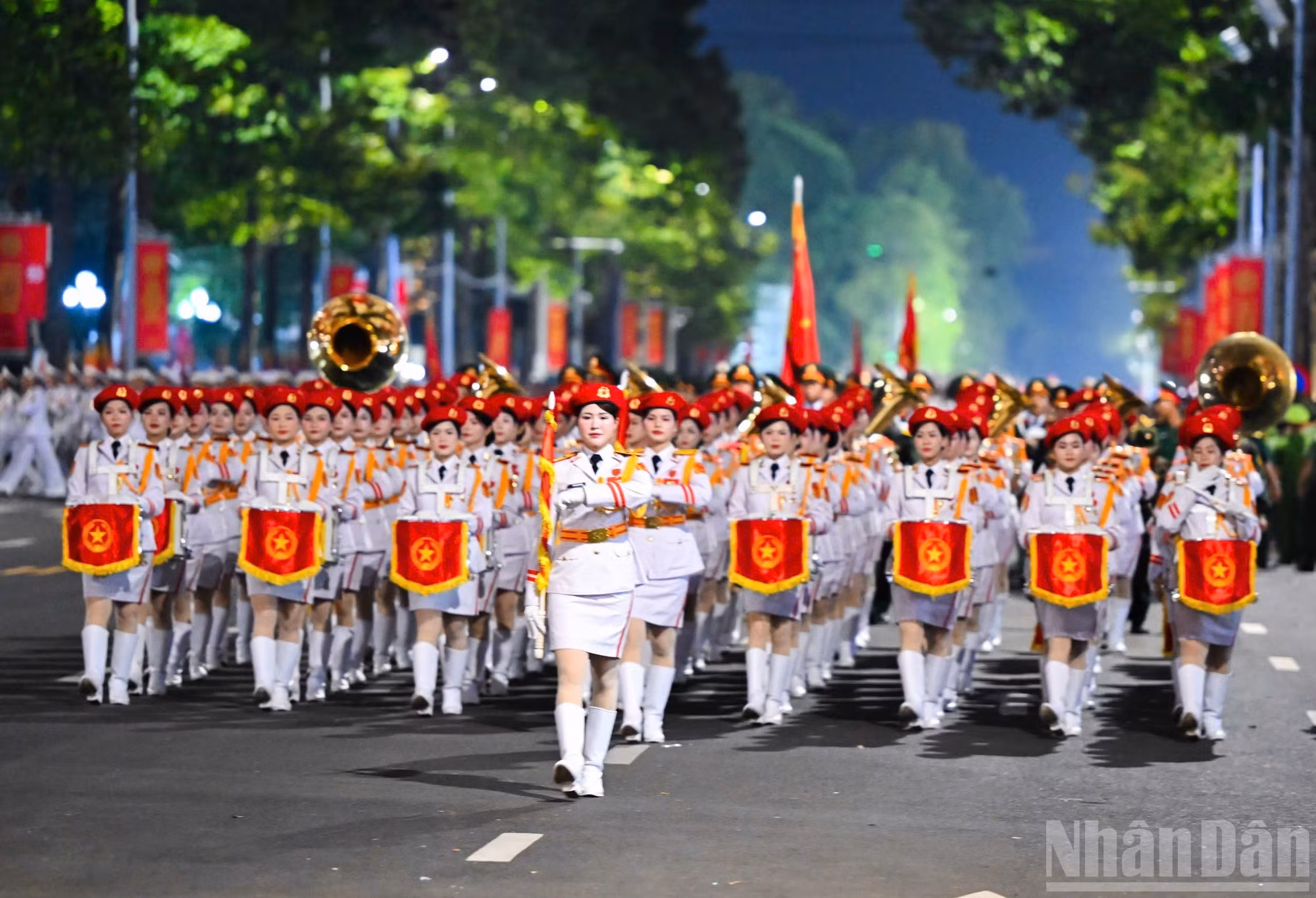 Bloc des musiciennes militaires de l’Armée populaire du Vietnam, en uniforme blanc solennel, ajoutant une sonorité héroïque à l’ensemble du défilé.