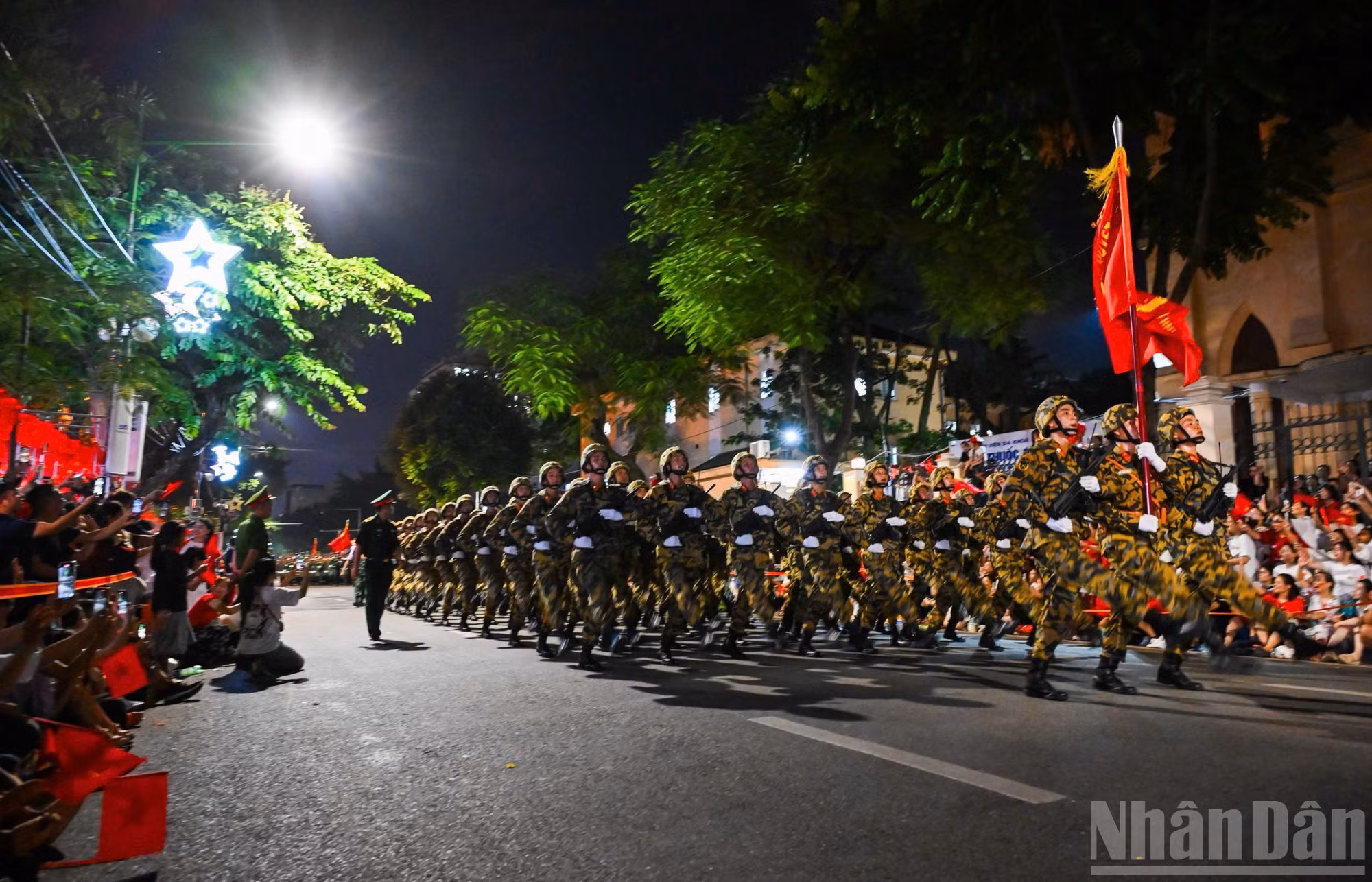 Bloc des commandos en tenue de campagne, dotés d’équipements modernes, avançant avec force et assurance, reflétant l’image d’une force d’élite aguerrie
