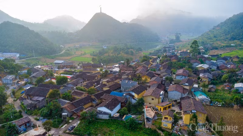 Sans parcourir les routes sinueuses qui épousent les flancs de pierre, il serait difficile d’atteindre Lo Lo Chai. En effet, ce village semble se blottir, encaissé dans une vallée entourée de crêtes de montagne de « pierre à oreilles de chat » s’élevant jusqu’au ciel.