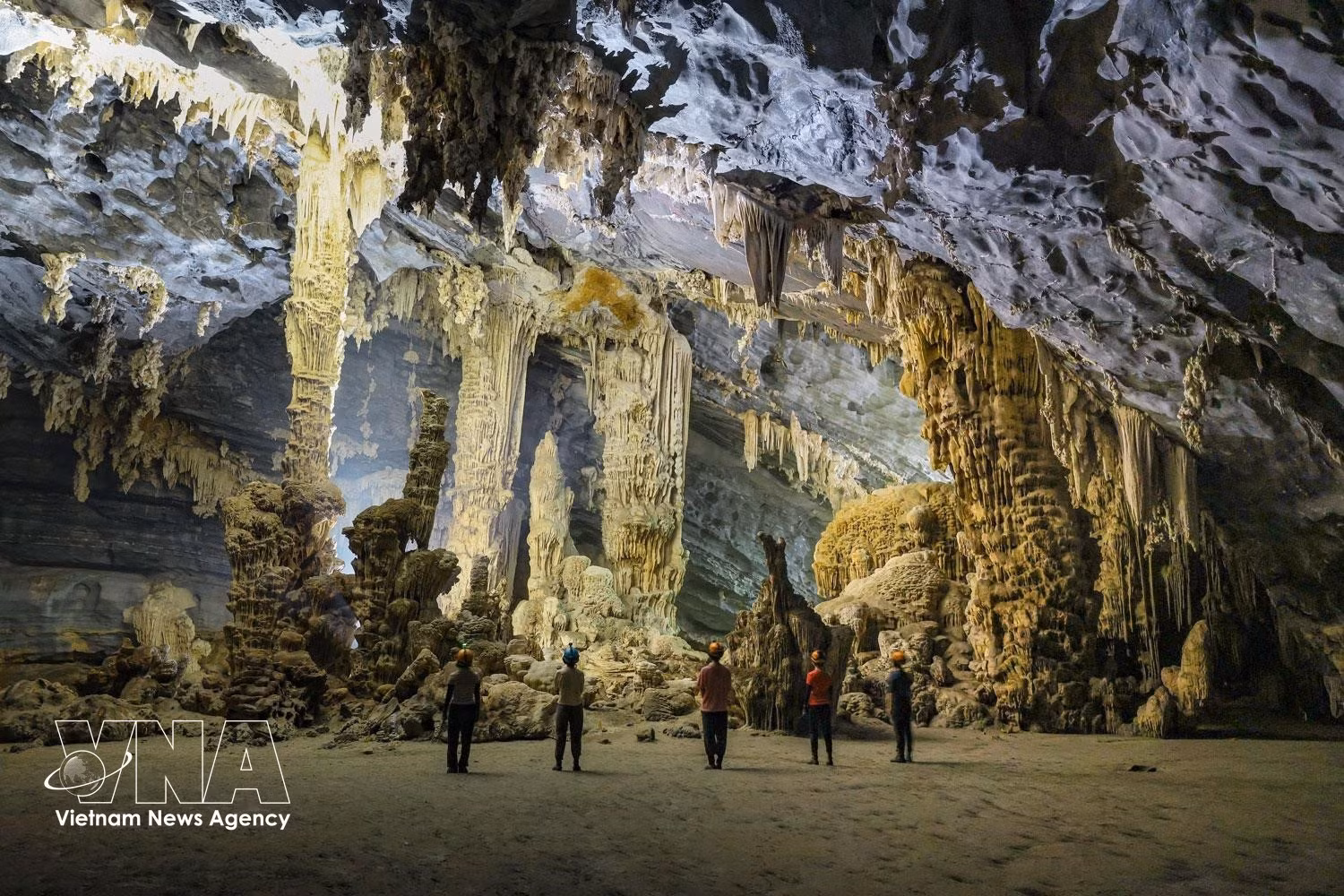 Le majestueux système de grottes de Tu Lan attire de nombreux visiteurs nationaux et internationaux. Photo : VNA.